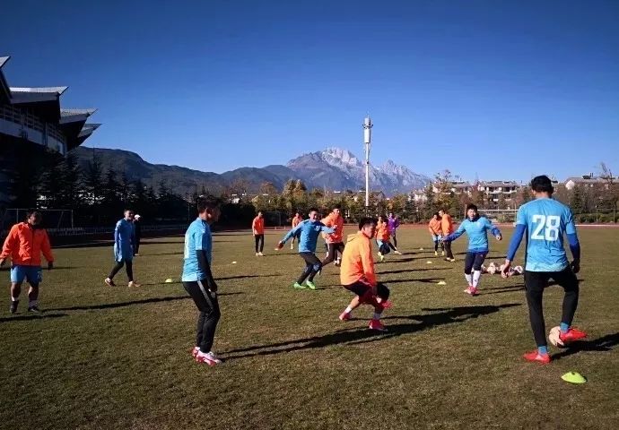 雪山下的篮球场,定日县雪山下的足球场