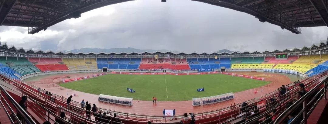 雪山下的篮球场,定日县雪山下的足球场