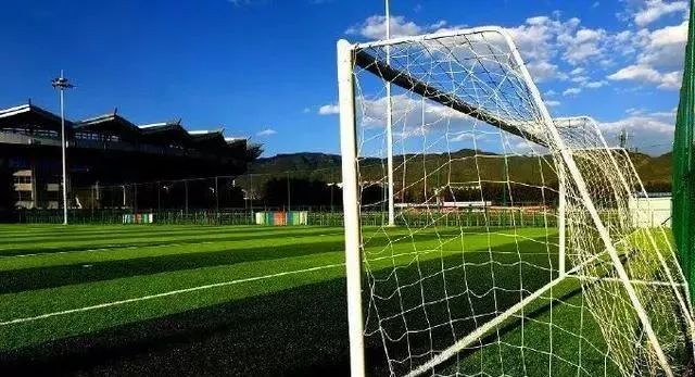 雪山下的篮球场,定日县雪山下的足球场