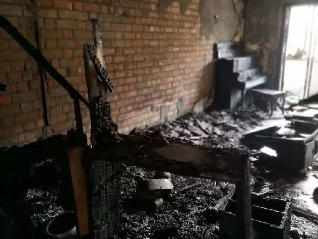 火场救出5人,火场逃生弯腰迅速从安全通道逃离