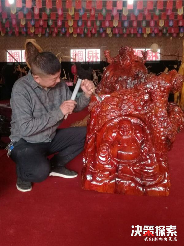 根雕匠人一双巧手化腐朽为神奇,根雕手艺人变废为宝