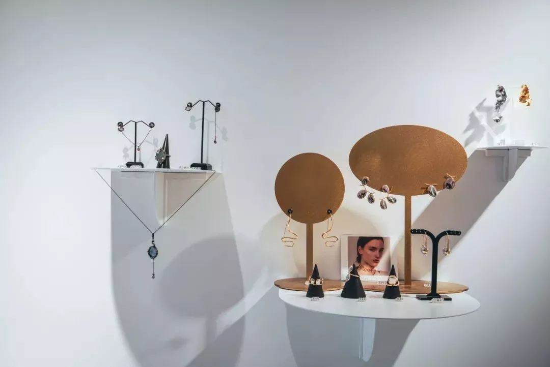 上海滩市中心，竟然藏着一条有洋房故居有老字号有咖啡店有酒吧的网红老马路