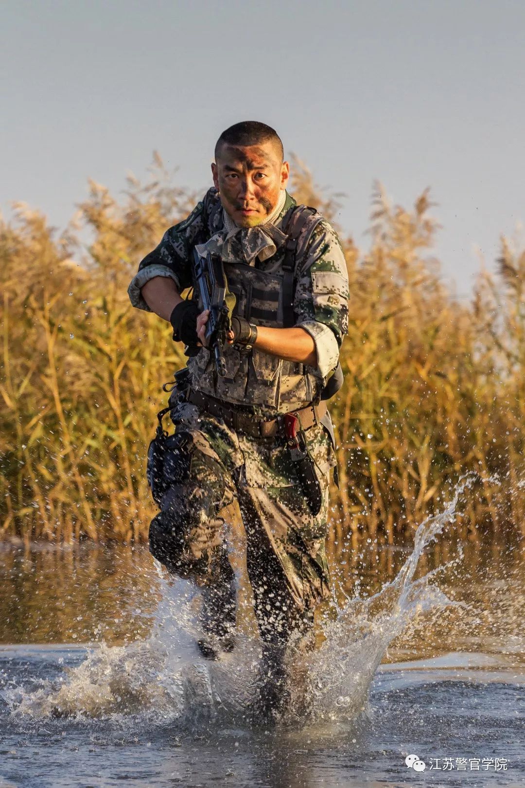 军旅十八年情节仍是戎装，多才博士创作百首歌曲记录生活