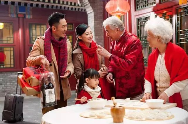 华人回国可以带多少钱的物品免税,国外回来带东西回国海关最新规定