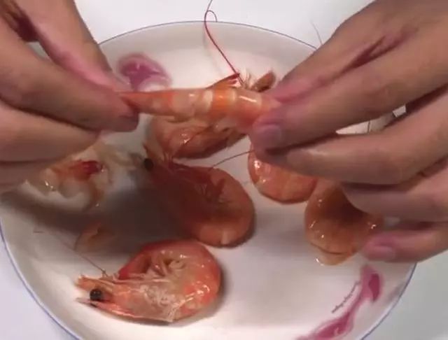 教你最快的剥虾皮方法，吃货朋友偷偷教我的，一大盘虾都不够你剥