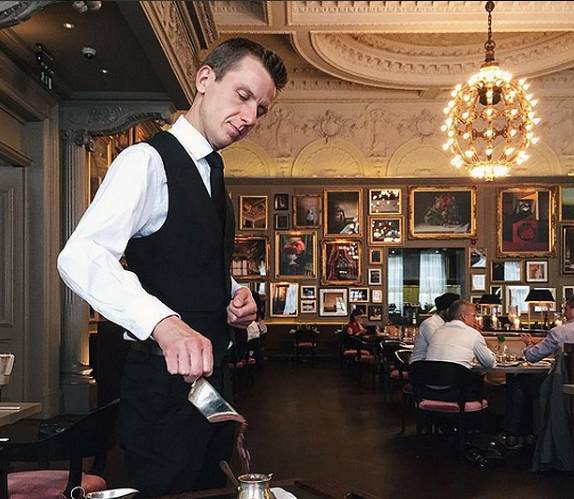 酒店服务员制服吸引顾客,酒店时尚制服