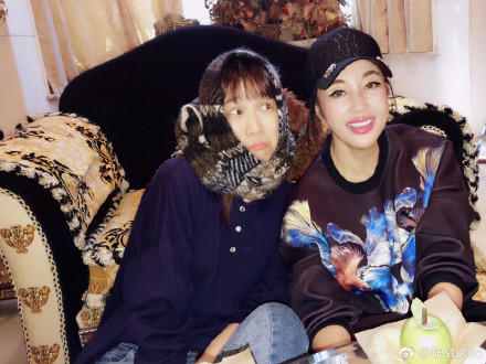 65岁刘晓庆晒少女自拍照片,刘晓庆撞玻璃门新闻