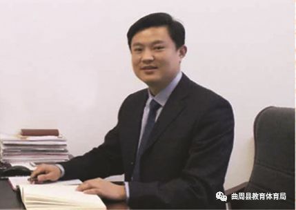 会客厅采访视频,栏目记者来到小学采访小学生