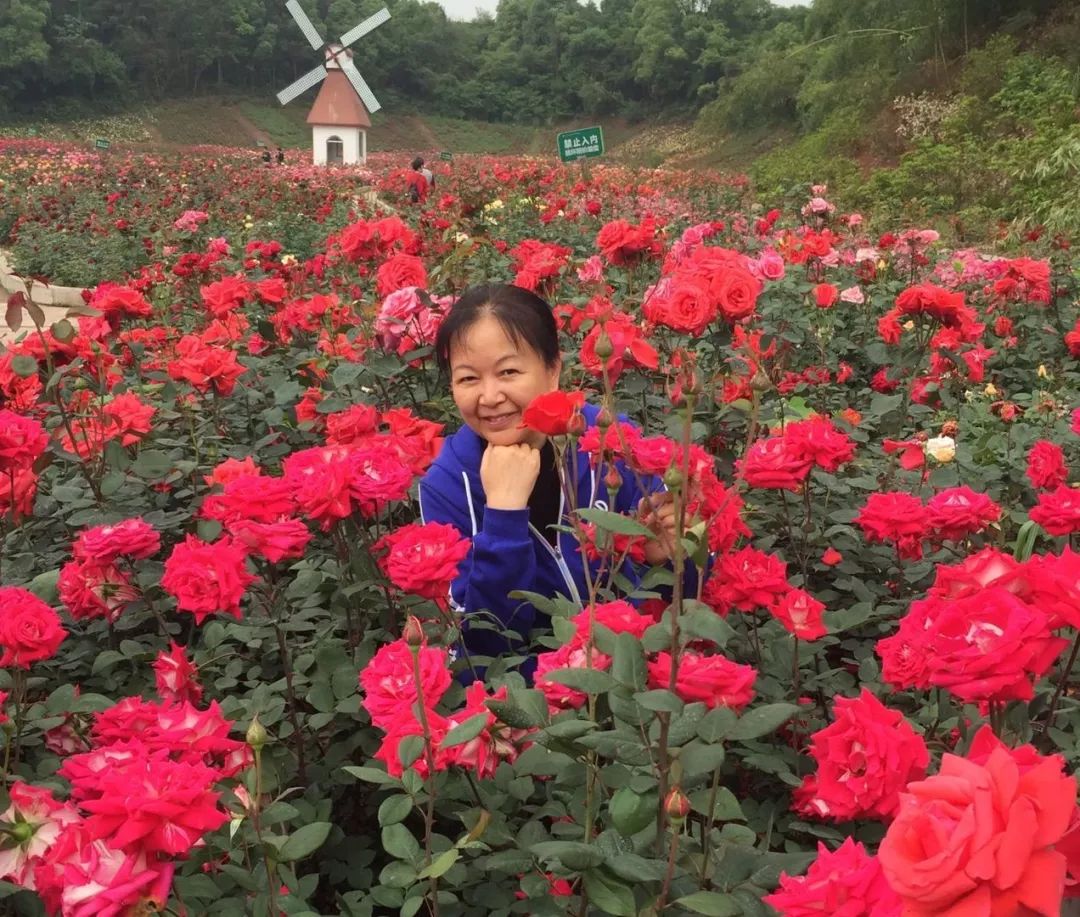 中国大妈外出旅游跨栏,大妈旅游动作