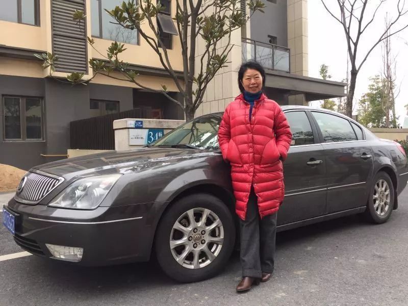 中国大妈外出旅游跨栏,大妈旅游动作