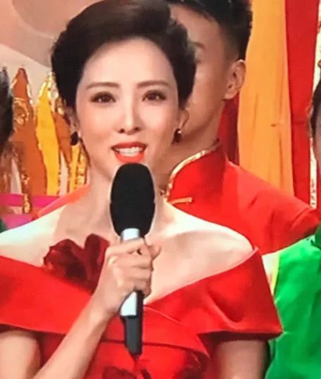 李思思口红色号春晚,李思思荧光口红