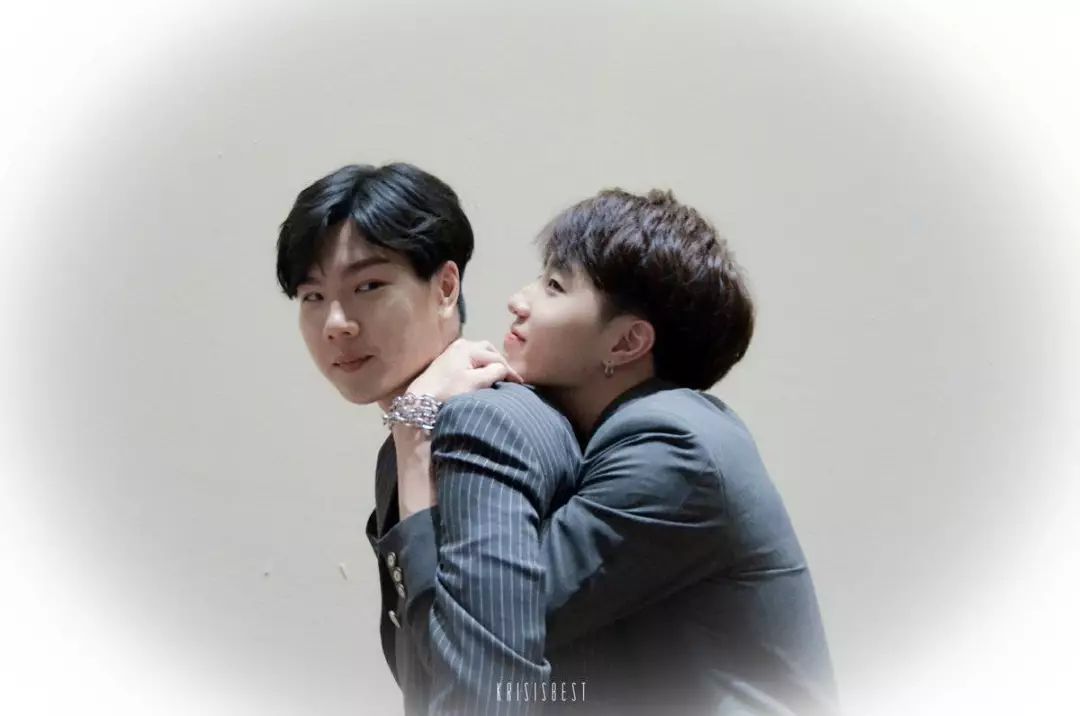 kris涓枃鍙戣█,kris绗竴娆¤繘鍩庡崠涓滆タ