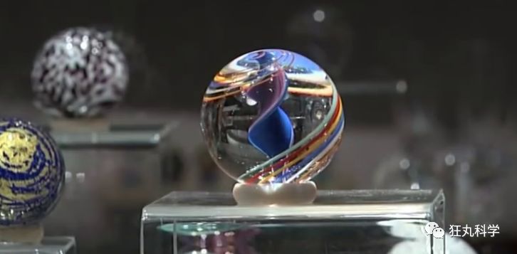 玻璃球里面的花纹是怎么回事,玻璃球中的花纹是如何印在里面的