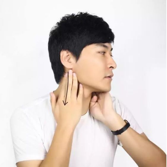 你的耳后有鼓包吗赶紧对照看看,耳后有个鼓包怎么回事