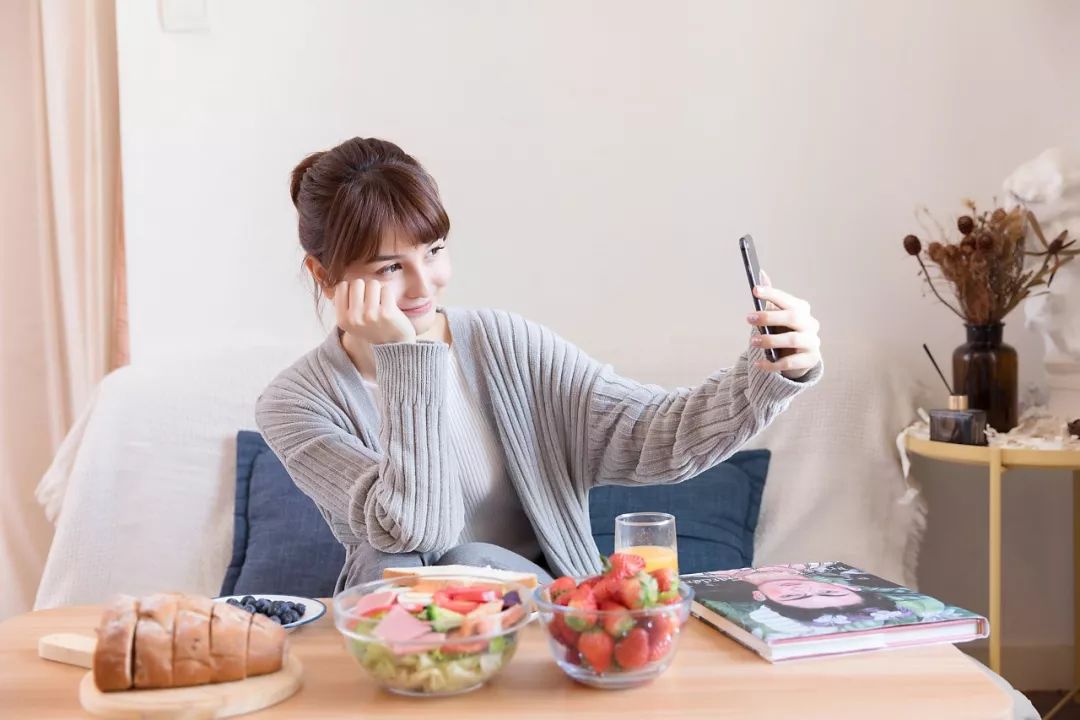 朋友圈自恋众生相：活在自拍里的人