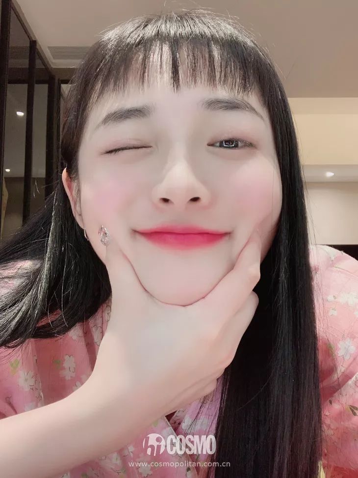 周洁琼剪刘海的样子,周洁琼小红帽