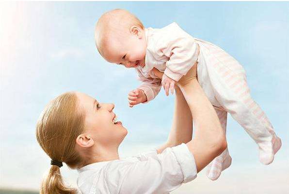 宝宝尿黄就是上火了,尿黄是什么原因引起的上火