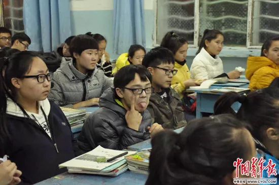 泪目凉山支教老师,支教老师离开感人视频哭成泪人