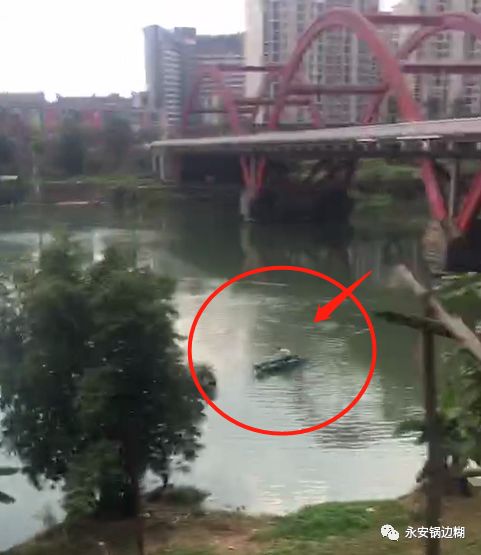 街拍爆料：永安又有人酒喝多，过红绿灯口时在车上睡着了；永安北大桥有一女子跳河？