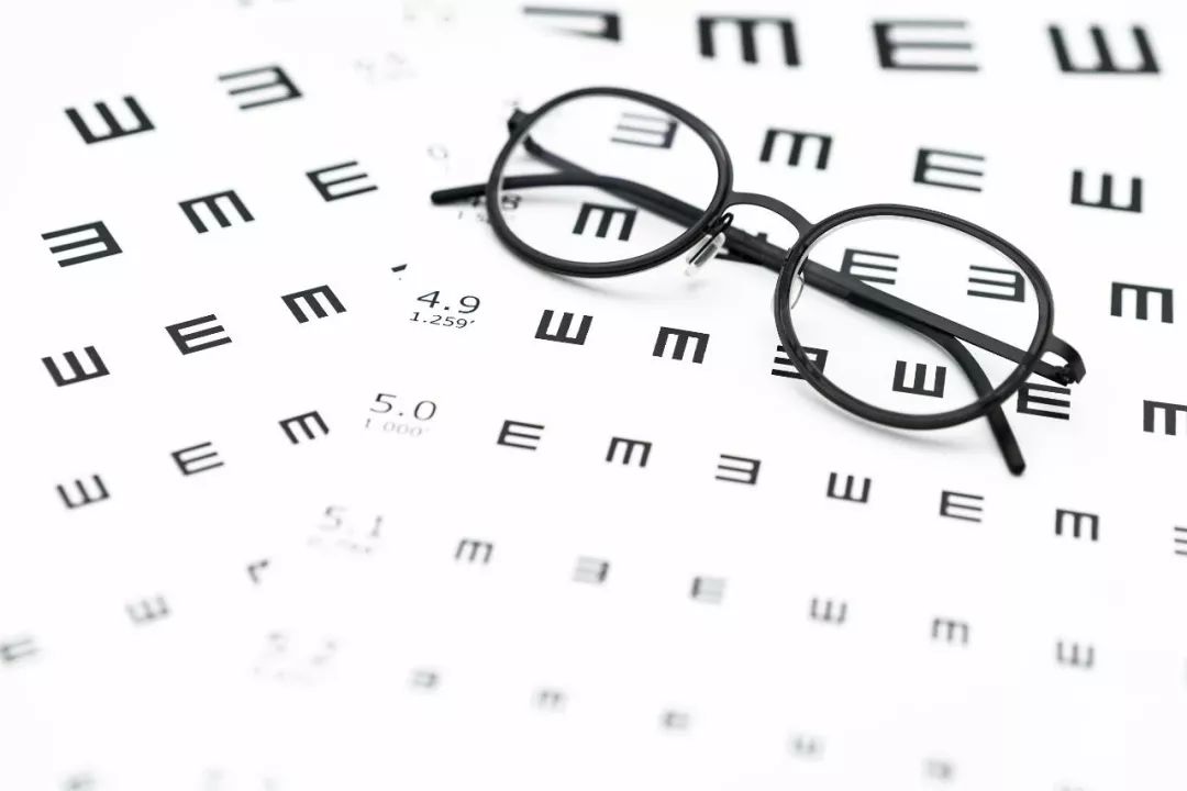 近视不用戴眼镜怎么矫正,轻微近视最好要不要戴眼镜