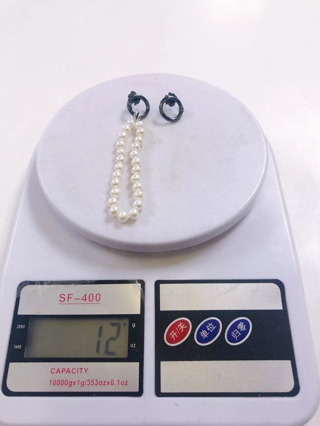 编辑实测：带大耳环耳朵疼不疼？