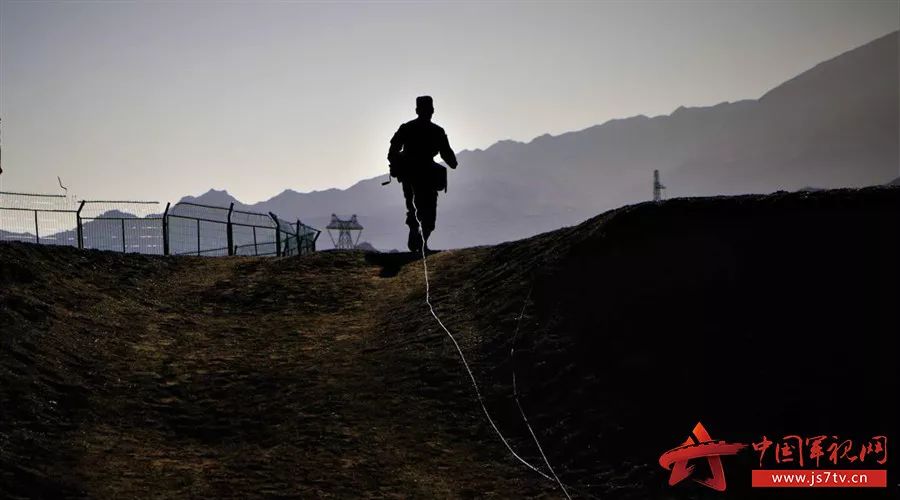 伸出右手看看你有几道手纹,手指无原因起老茧是什么原因