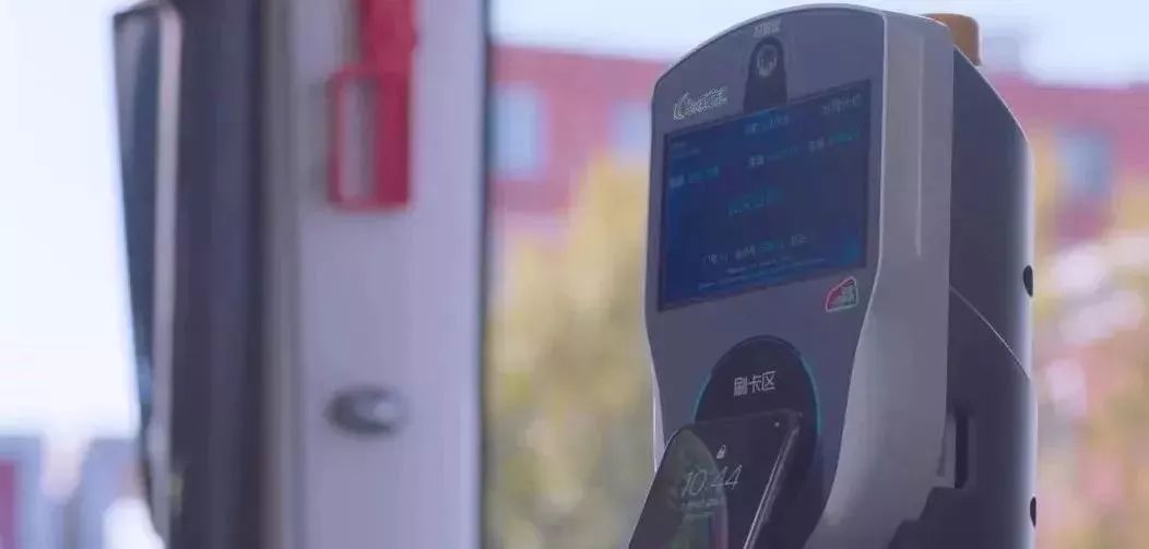 省钱！这8家银行的借记卡和信用卡能绑定手机Pay半价乘车了丨优惠到6月30日，公交地铁轮渡都好使