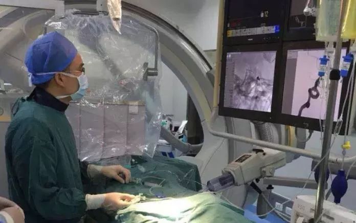 女生跑完步呕吐,女孩跑完步回来头晕脚震