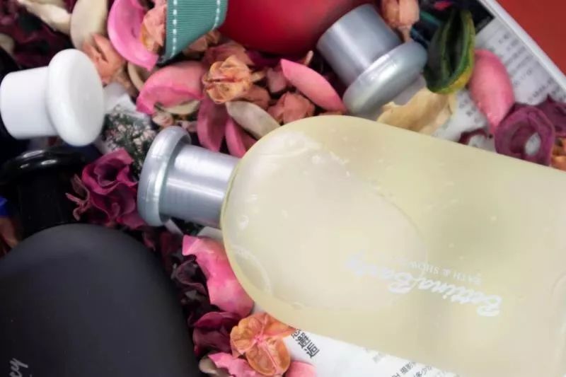 对不起，我没喷香水，那香味是我自带的