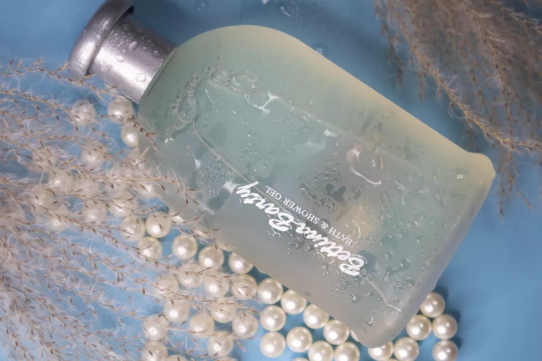 对不起，我没喷香水，那香味是我自带的