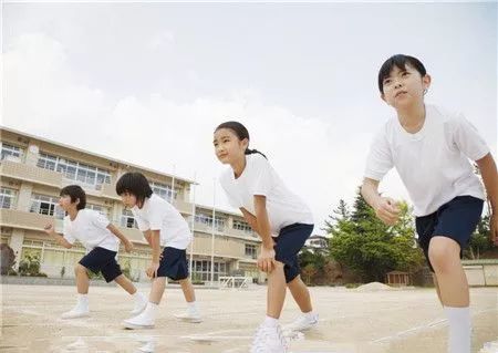 女生跑完步呕吐,女孩跑完步回来头晕脚震