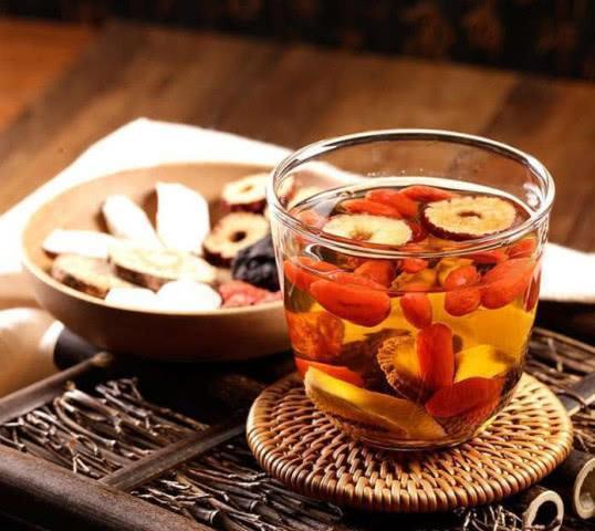 保温杯里泡枸杞人到中年,上班保温杯里泡枸杞