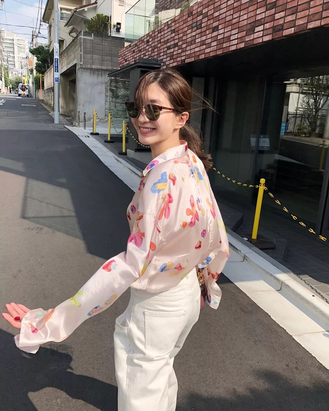 江疏影穿搭日常,照片中的江疏影身穿拼接格子衬衫