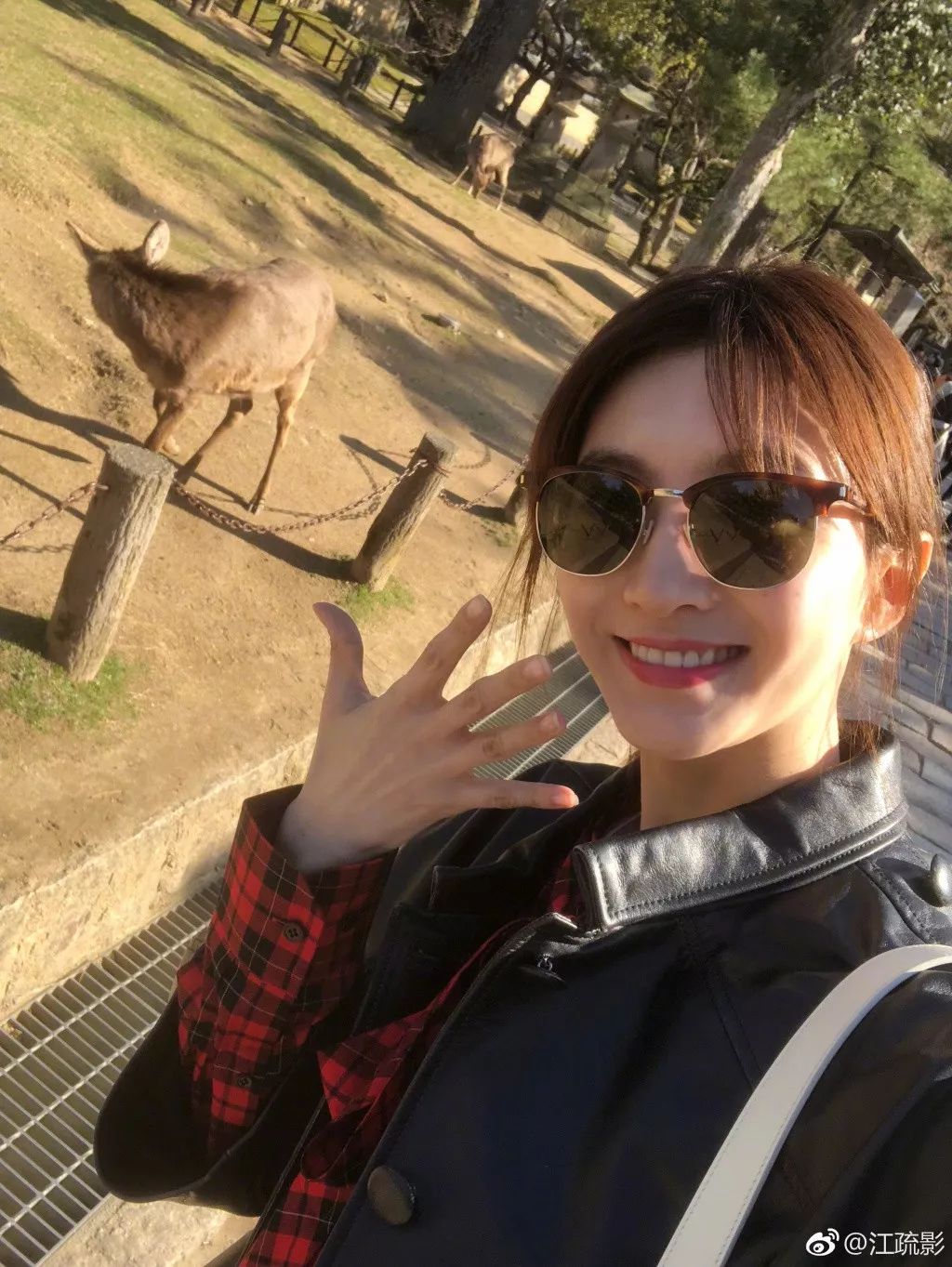 江疏影穿搭日常,照片中的江疏影身穿拼接格子衬衫