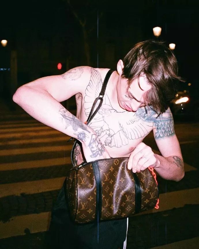 拥有AJ、Yeezy、锡纸烫、大波浪，你进“渣”圈了吗？