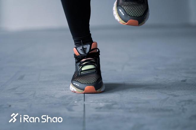 跑鞋nikezoomx三代,跑鞋幻影和绝尘2哪个好