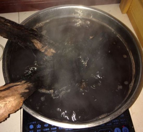 沉木泡了一年了还是掉色,沉木发黑怎么彻底处理