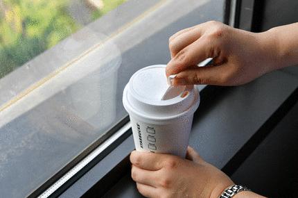 向上掀还是往下压？怎样才是外带咖啡杯盖的正确打开方式？