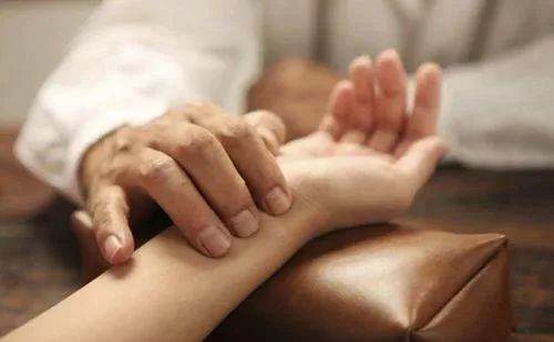 总觉得口干舌燥中医原因,总是口干舌燥应该看什么科