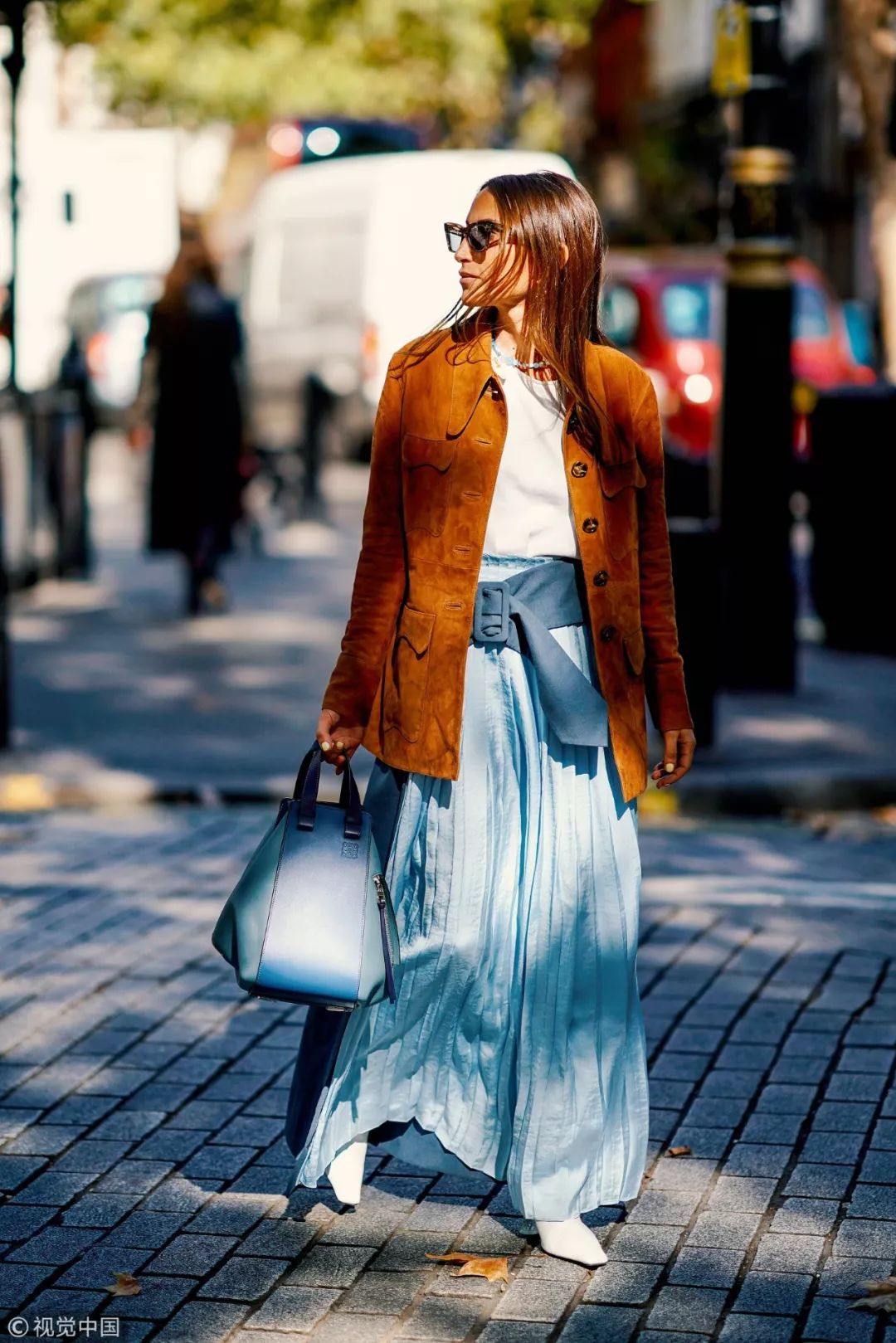 长百褶裙配黑色西装,百褶裙配西装领马甲