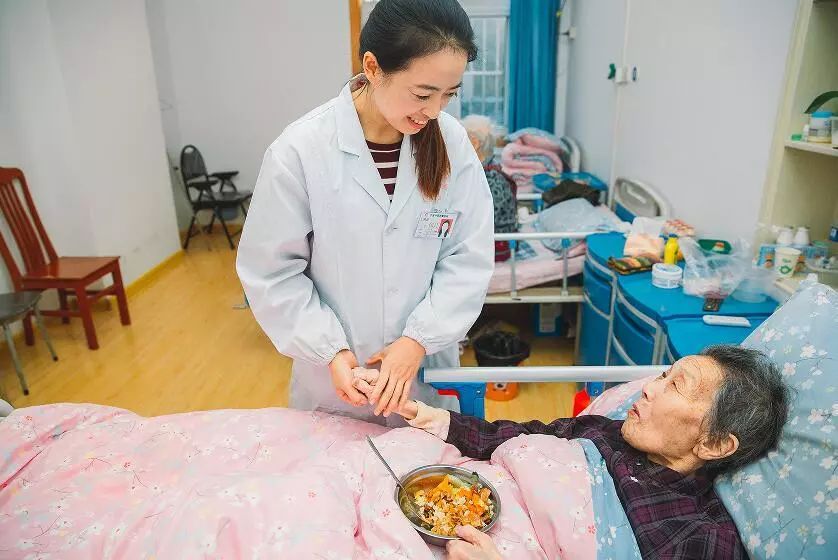 创业“她”故事|邱美华：像儿女般尽孝心的“美”院长