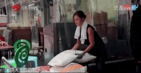 最美搬运工一夜爆红,香港最美搬运工朱芊佩与谭咏麟