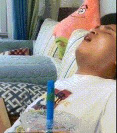 ▶昨天老妈教弟弟做作业，我弟不动脑筋思考，每道题都问...