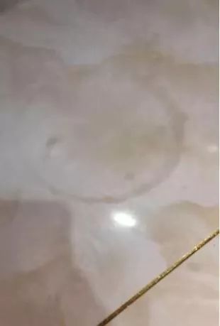 菏泽一市民买的瓷砖污渍难去！你家装修遇到过啥问题？