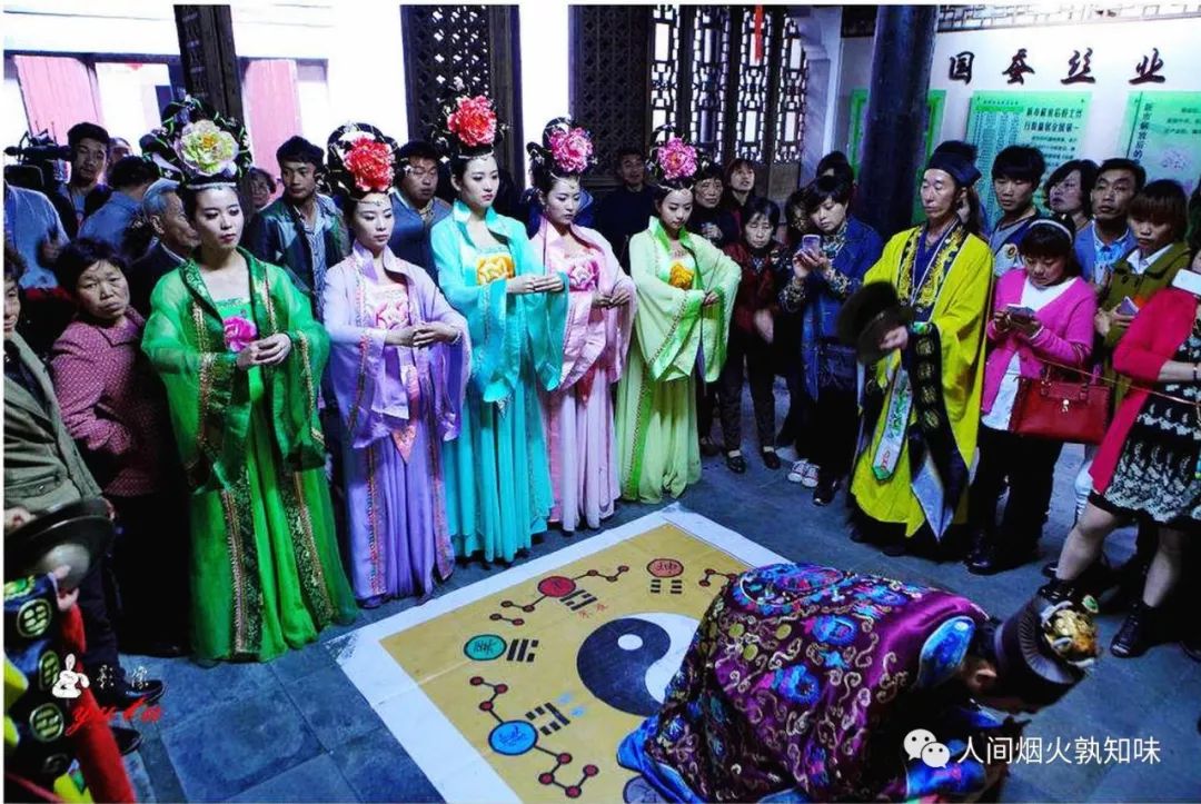 源于蜀地的蚕神马头娘与狮身人面像类似,它带来了丝绸之路的繁荣