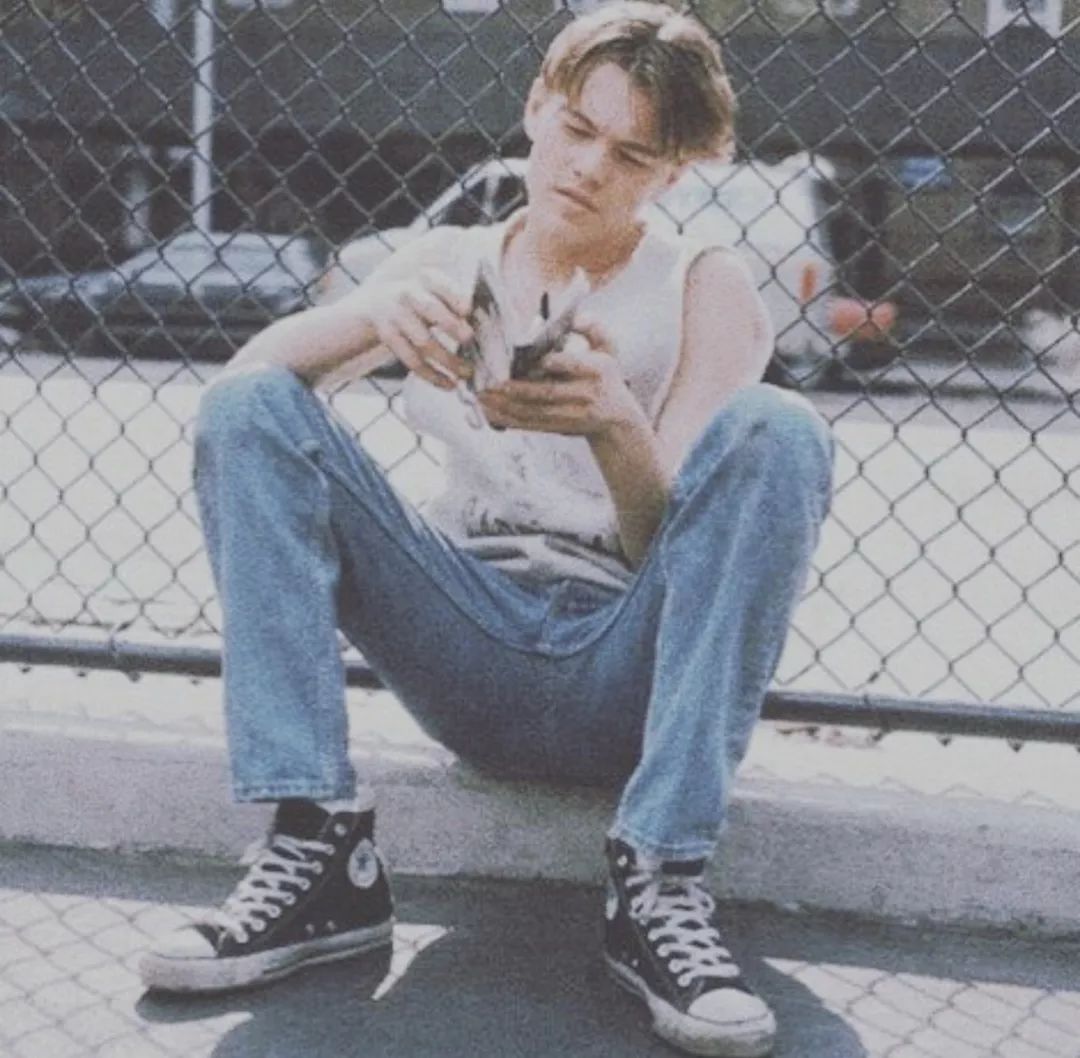 不要跟穿白裤子的人在一起,不要跟穿白色裤子的人交往