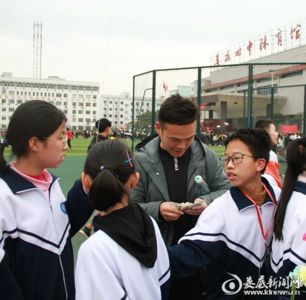 学雷锋日爱心义卖活动通知,雷锋精神燃起来爱心义卖暖校园