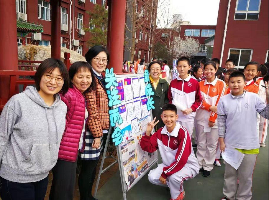 *会两**期间，为什么首师大二附中的操场上每天都排起了长队？