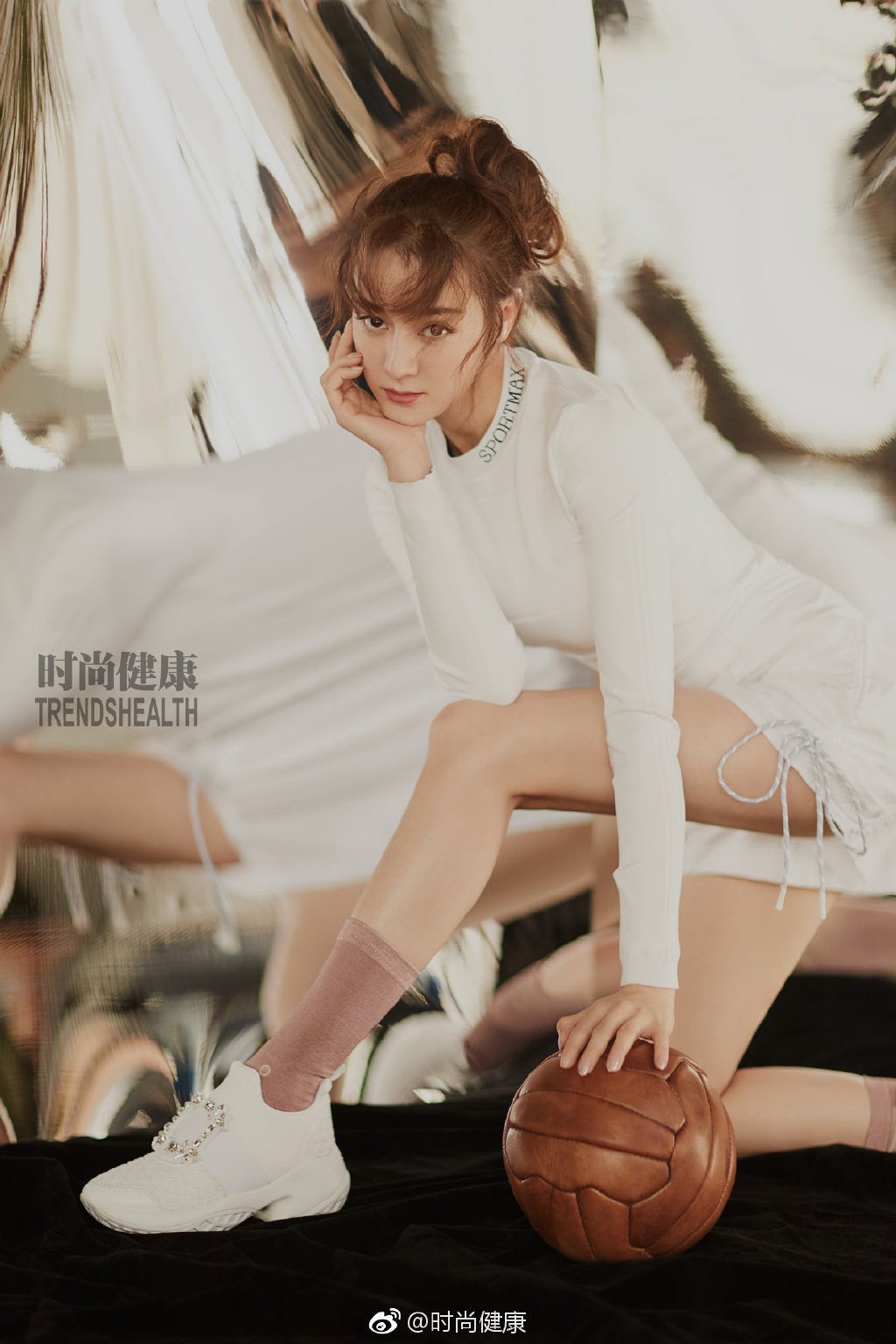 迪丽热巴超短露脐运动装,迪丽热巴穿不穿鞋踢足球