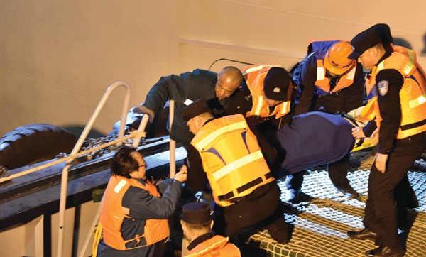 女子邮轮坠海38小时后获救,游轮上突发疾病